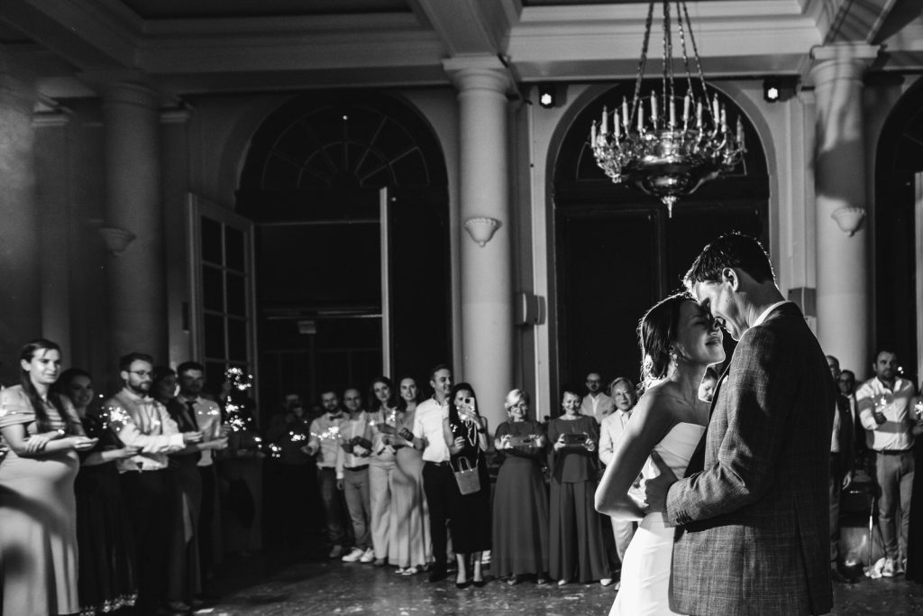 Minimalistic elegance meets historical charm: inside’s Olga & Niels wedding celebration!